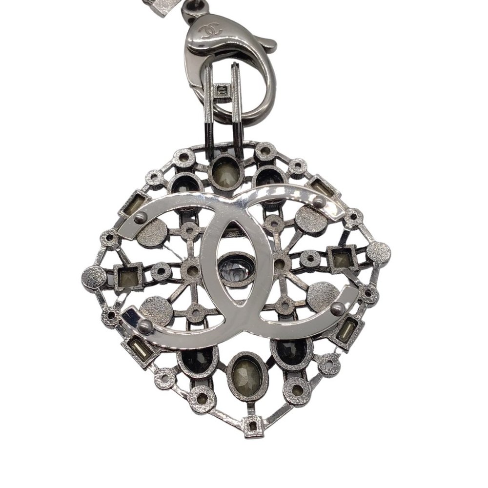 CHANEL GUNMETAL 2017 CRYSTAL EMBELLISHED CC LOGO TRIPLE STRAND PEARL NECKLACE - Picture 7 of 13